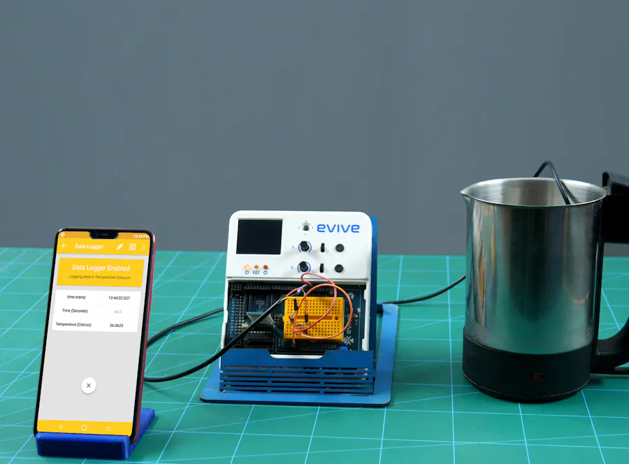 Learn Latent Heat by Real-Time Data Logging in Smartphone