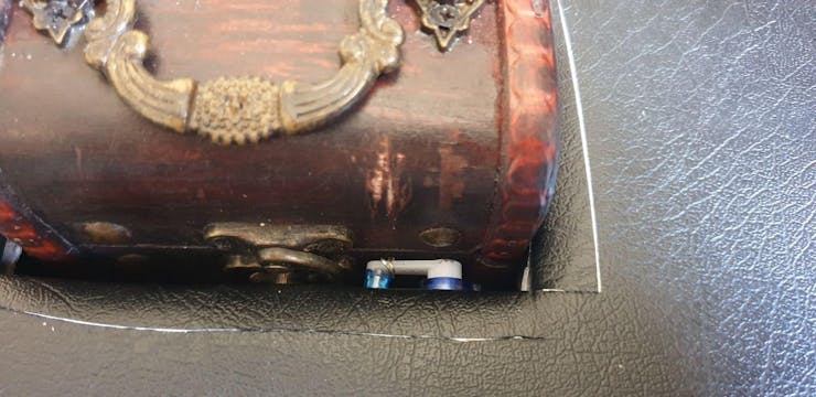 The servo arm blocking the closure of the box