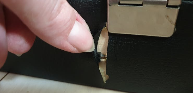 The connection of the force sensor. the wires go to the left, and the sensor is on the right