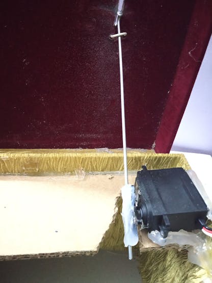 Box opening mechanism with servo