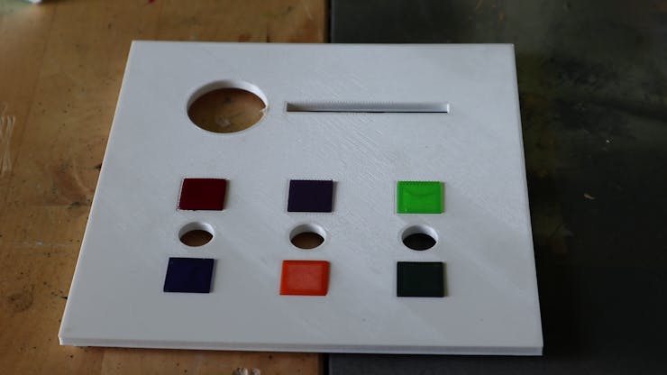 Lid with colored blocks