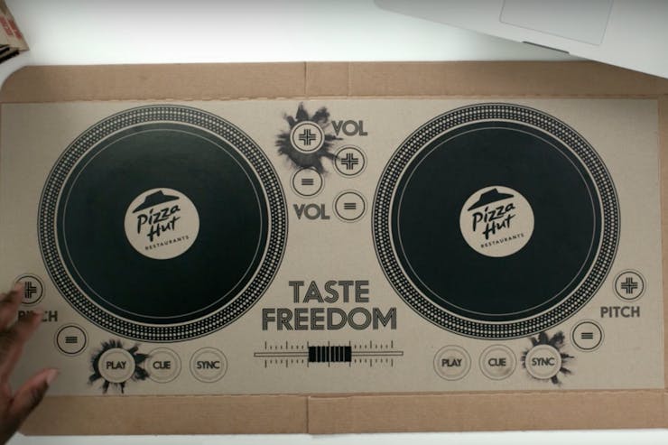 Pizza Hut Box Turns Into Movie Projector for Your Smartphone