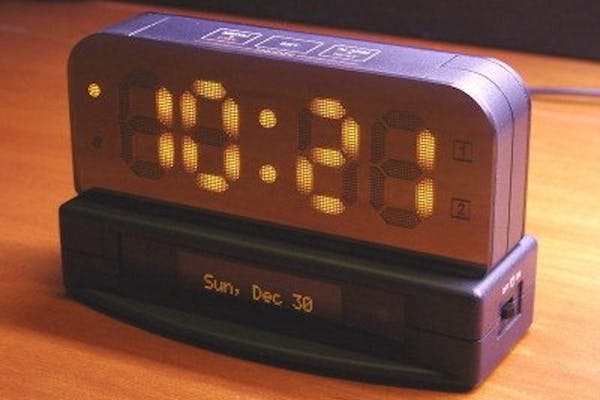 Говорящие часы номер. Будильник с принтом. Часы будильник Voyager. Настольные часы на 3d Print. Часы будильник 3д.
