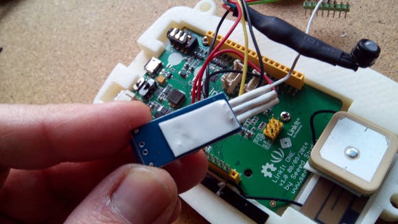 The vibration sensor and the antennas are fixed in the box with double sided soft tape