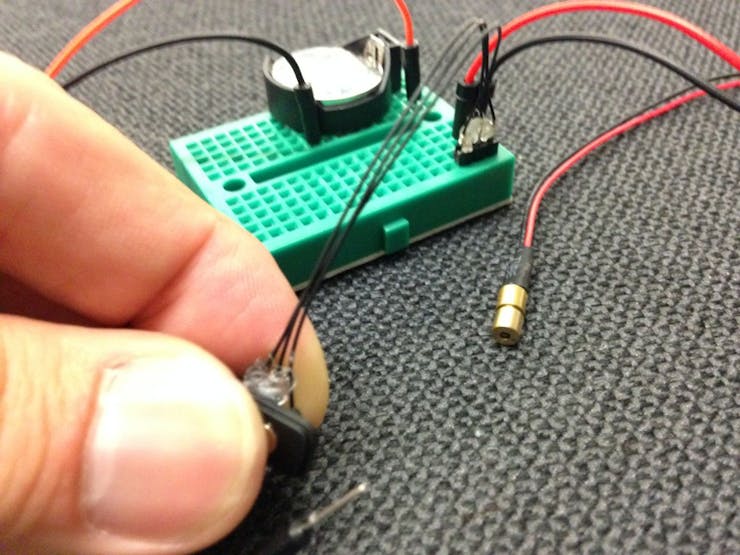 纽扣电池在此初步硬件面包板中模拟手表的电池。